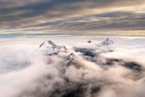 Wolkenmeer über dem Karwendel mit dem Laliderertal, Mahnkopf, Laliderer Falk, Rißer Falk, Gumpenspitze, Gamsjoch, Ruederkarspitze und Roßkopfspitze. Aufnahme kurz nach Sonnenaufgang im Spätherbst von der Lalidererspitze. Wolkenmeer über dem Karwendel mit dem Laliderertal, Mahnkopf, Laliderer Falk, Rißer Falk, Gumpenspitze, Gamsjoch, Ruederkarspitze und Roßkopfspitze. Aufnahme kurz nach Sonnenaufgang im Spätherbst von der Lalidererspitze.